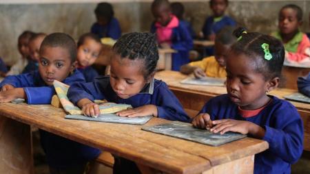 Niñas en escuela en Madagascar